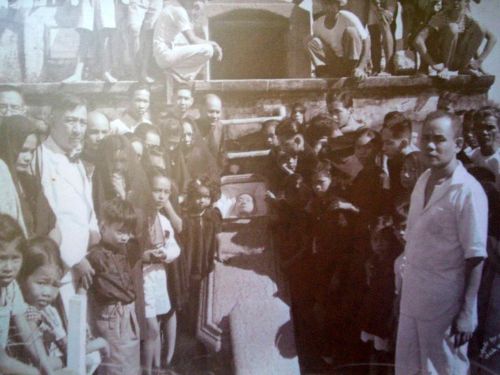 Recuerdos de Patay (souvenir of the dead) sa Pampanga noong panahong sinauna. Pansinin kung papaano inaangat ang patay upang masilayan sa larawan. Mula sa Juan D. Nepomuceno Center for Kapampangan Studies.