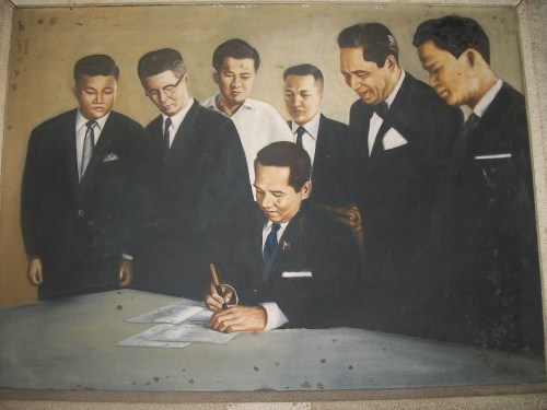 Ang pagpirma sa batas na nagtatag sa Social Security System ni Pangulong Diosdado Macapagal na isinulong ni Cong. Floro Crisologo. Obra maestra sa loob ng Crisologo Memorabilia Museum sa Vigan, Ilocos Sur.