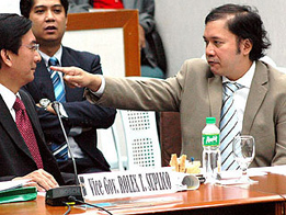 Joey Lozada habang minomonstra ang pagsasabi sa kanya ng Unang Ginoo ng "Back Off."