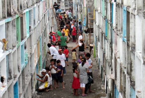 Undas sa mga "apartment." Mula sa kjrosales.blogspot.com.