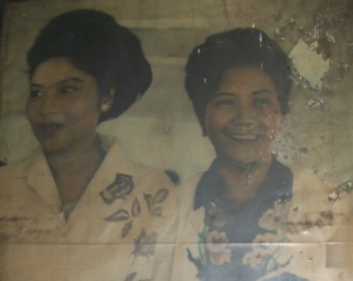 Gobrnadora Carmeling Crisologo kasama ang Unang Ginang Imelda Romualdez Marcos. Mula sa Crisologo Memorabilia Museum sa Vigan, Ilocos Sur.