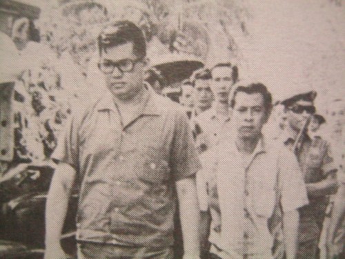 Si Ninoy Aquino kasama si Luis "Chavit" Singson nang ilibing ang tagasuporta ni Singson na si Florencio Parel na pinaslang ng mga Saka-saka. Mula sa Ninoy: The Willing Martyr.