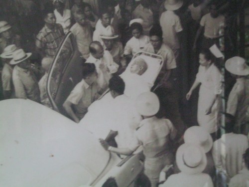 Si Heneral Emilio Aguinaldo habang dinadala sa Veterans' Memorial Hospital isang araw bago bawian ng buhay noong February 6, 1964. Mula sa Aguinaldo-Suntay Museum sa Lungsod ng Baguio.