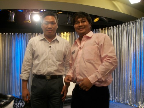 Si Xiao Chua at si Atty. Melchor Magdamo sa set ng The Bottomline, June 2010. Mula sa Koleksyon ng Sinupang Xiao Chua.