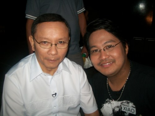 Si Xiao Chua at si Col George Rabuza sa set ng The Bottomline, March 2, 2011. Mula sa Koleksyon ng Sinupang Xiao Chua.