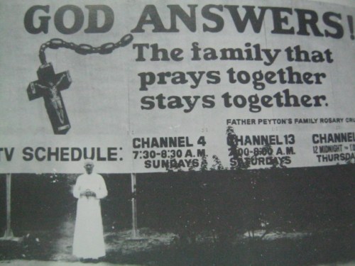 Si Padre Peyton sa harapan ng billboard ng Family Rosary Crusade sa Pilipinas.