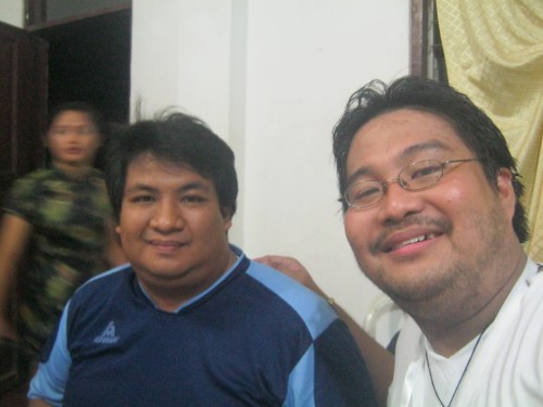 Si Xiao Chua kasama si Prop. Randy R. Gigawin, October 25, 2013.  Mula sa Koleksyon ng Sinupan ng Aklatang Xiao Chua.