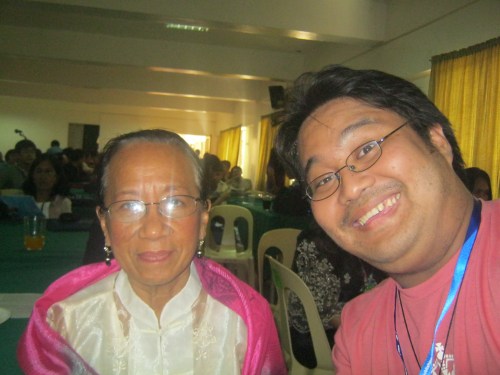 Si Xiao Chua at Dr. Alicia Magos, November 28, 2012, Guimaras.  Mula sa Koleksyon ng Sinupan ng Aklatang Xiao Chua.