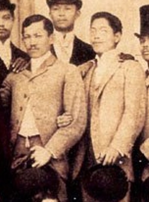 Jose Rizal at Jose Alejandrino sa Madrid.  Mula sa Vibal Foundation.