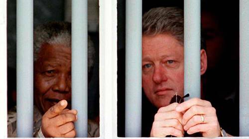 Si Mandela at si Pangulong William Jefferson Clinton na nagmo-moment sa loob ng naging piitan ni Nelson Mandela sa Robben Island.