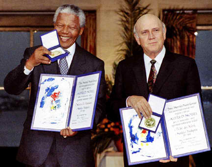 Si Mandela at si Pangulong F. W. de Clerk habang tinatanggap ang kanilang mga premyo Nobel, 1993.