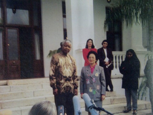 Si Nelson Mandela at si Pangulong Corazon Aquino ng Pilipinas.